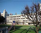 新宿区立戸塚第二小学校（573m）