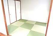 琉球畳風和室♪来客時の客間としても利用できます、お昼寝にも最適なお部屋です。天袋付押し入れは布団やオモチャを収納できます♪