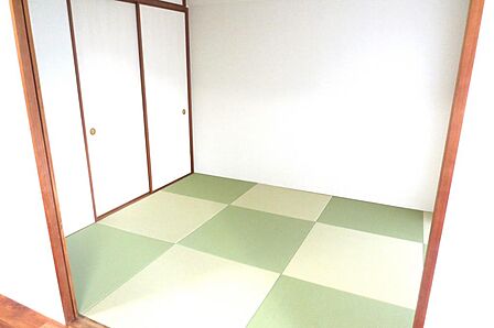 琉球畳風和室♪来客時の客間としても利用できます、お昼寝にも最適なお部屋です。天袋付押し入れは布団やオモチャを収納できます♪