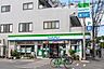 周辺：ファミリーマート 調布若葉町店 徒歩7分。 560m