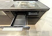 高機能グリルには、冷凍保存した食材を、解凍の手間なくおいしく焼き上げる機能がございます。丸魚や食パンも、凍ったままの調理が可能に！