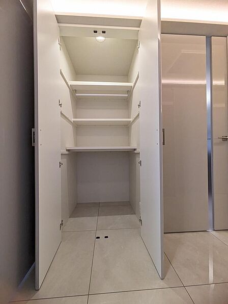 廊下収納です。可動棚のため、お好みの高さに変えて使用することができます。掃除用具にも使えそうです。
