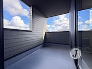 洋室２部屋から出入りできるインナーバルコニーとなります。