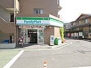 ファミリーマート 徒歩2分。コンビニ 100m