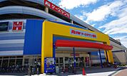 ケーズタウン若里まで、60m　（スーパー原信、ドラッグストア、ケーズデンキ、セリア、クリーニング店、ゆうちょＡＴＭ、衣料品店などがあります）