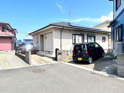 外観：【駐車場2台分】3LDK平屋住宅♪オール電化♪太陽光発電システム♪コンビニまで徒歩約4分で便利♪