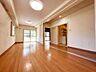 リビング/ダイニング：【角部屋】全居室フローリング♪小・中学校まで徒歩10分圏内♪スーパーまで徒歩5分圏内♪