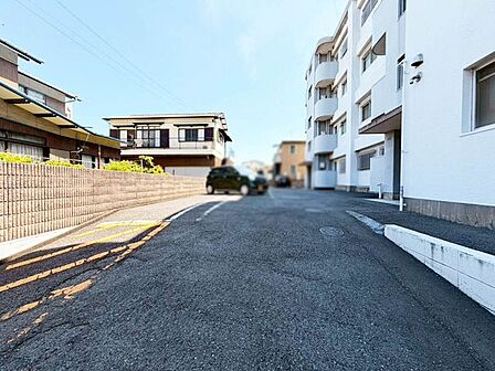 【角部屋】全居室フローリング♪小・中学校まで徒歩10分圏内♪スーパーまで徒歩5分圏内♪
