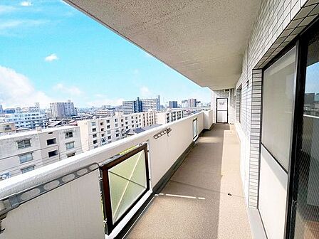 バルコニーの現状です。天気のいい日は気持ちよく過ごせそう。雨の日も軒が深く出てるから濡れずに外に出られますね。