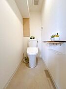 明るくて清潔感のあるトイレスペース♪洗浄便座付トイレ！広々した空間で気持ちよく過ごせます。