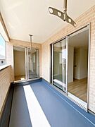 南向きバルコニーは日当たり良好で毎日のお洗濯が楽しくなりそうです。