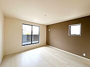 こちらのお部屋からもバルコニーへ出られます。大きな窓から優しい光が差し込む洋室です。