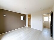 大きな窓があり、明るい洋室です。アクセントクロスが落ち着いた空間を演出します。