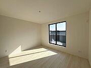 こちらのお部屋からもバルコニーへ出られます。