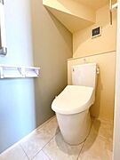 明るくて清潔感のあるトイレスペース♪洗浄便座付トイレ！広々した空間で気持ちよく過ごせます。