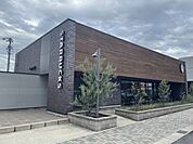 スターバックスコーヒー小牧川西店【落ち着いた空間でコーヒーやフラペチーノ、軽食を楽しめるカフェ。ドライブスルーもあり、買い物や仕事の合間にも立ち寄りやすい便利なカフェです。】 1140m