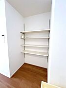 食料品や消耗品のほかにも、食器や調理器具、掃除道具など生活に必要なものをなんでも　収納できる便利なパントリー。