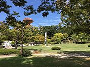 桃花台中央公園【広々とした芝生広場や長いローラー滑り台、アスレチック遊具がそろい、子どもから大人まで楽しめる大型公園です。散策路や野外ステージもあり、休日の外遊びや家族時間にも最適です。】 1100m
