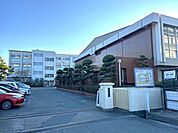 応時中学校【小牧市の公立中学校で比較的生徒数が多く活気ある学校。近隣に小学校や保育園があり子育て環境が整っています。イオンも近く日常の買い物に便利な立地で、生活利便性の高いエリアです。】 850m