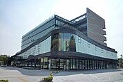 小牧市役所【小牧市役所は各種行政手続きや市民サービスを行う地域の中心施設で、暮らしに関わる相談や支援を幅広く受け付け、安心して生活できるまちづくりを支えています。】 1410m