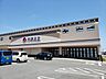 周辺：カネスエ　大口店【住宅街や幹線道路からもアクセスしやすい立地。通勤・通学やお出かけの途中に立ち寄りやすいです。新鮮な野菜や肉、魚などの生鮮食品が全体的に安く、通路が広く、快適に買い物できます】…