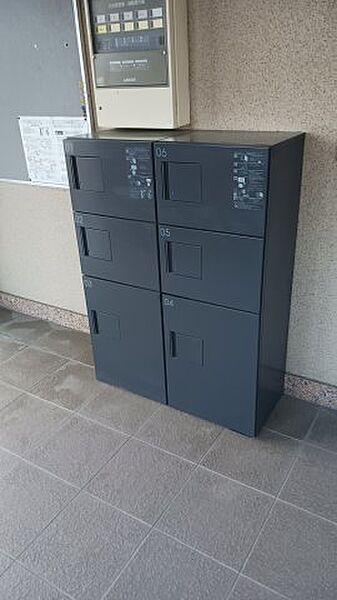 その他画像：便利な置き配ボックス付き