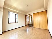 洋室7帖　出窓があり明るいお部屋