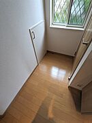 玄関ホール横　左：階段下収納扉、右：トイレ扉