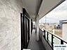 バルコニー：南向きの大型バルコニーは陽当り良好で、たっぷりのお洗濯物もよく乾きます！