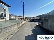 陽当たりの良い閑静な住宅街。青空が広がる開放的な環境で、穏やかな新生活を始めませんか。周辺は落ち着いた雰囲気で、ご家族との暮らしに最適です。