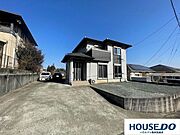 ゆとりの駐車スペース付き一戸建て。落ち着いた色合いの外観と、採光に配慮された設計が魅力です。ご家族との新しい暮らしが始まる、広々とした住まい。