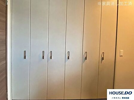 約5.8帖の洋室には、隣のウォークインクローゼットにつながる扉があります♪※家具消し加工を行っています。