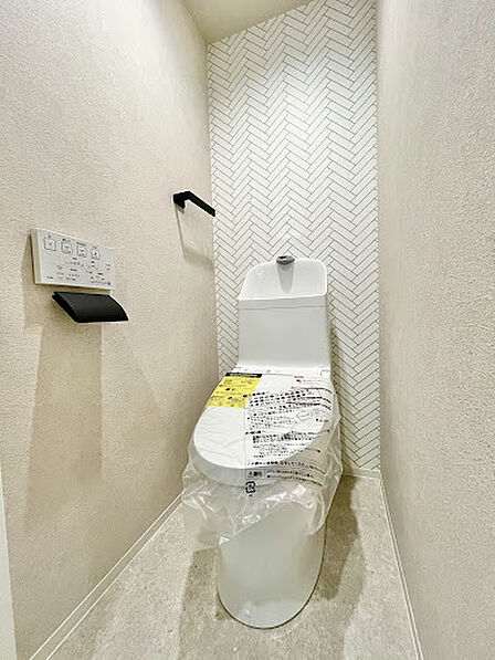 一体型機能付きトイレでウォシュレットも完備! ペーパーホルダー・タオル掛けをあえて黒を採用しており無機質になりすぎない洗練されたオシャレ具合。