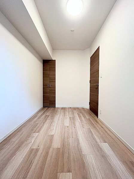 バルコニー側、5.0帖の洋室は採光良好です