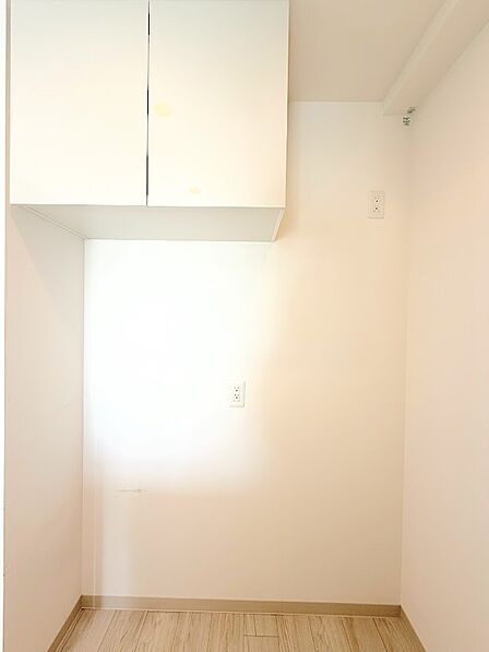 キッチンスペースの上部吊戸棚と冷蔵庫置き場