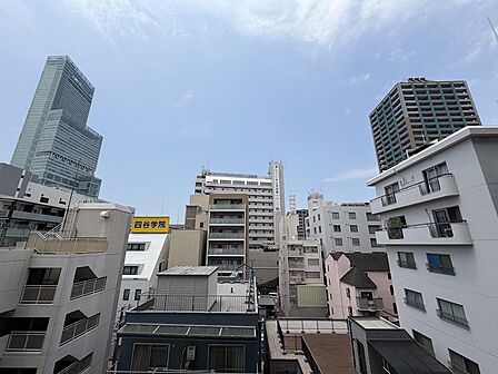 LDKに面したバルコニーからの眺望。目の前を遮る建物なく通風良好。