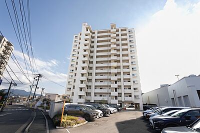 外観:明るい日差しが差し込む、開放感のある住環境です。駐車場も完備されており、日々の生活をサポートします。 外観:明るい日差しが差し込む、開放感のある住環境です。駐車場も完備されており、日々の生活をサポートします。