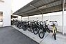 駐車場：屋根付きの駐輪場を完備。大切な自転車を雨風から守り、快適な毎日をサポートします。通勤・通学にも便利です。