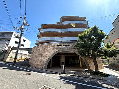 外観:曲線を描く外観が特徴的なマンション。明るい日差しが注ぐ開放的な立地で、新しい暮らしを始めてみませんか。 外観:曲線を描く外観が特徴的なマンション。明るい日差しが注ぐ開放的な立地で、新しい暮らしを始めてみませんか。