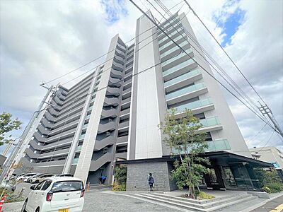 外観:空にそびえるモダンな外観が目を引くマンション。洗練されたデザインが都市生活に調和し、日々の暮らしを彩ります。 外観:空にそびえるモダンな外観が目を引くマンション。洗練されたデザインが都市生活に調和し、日々の暮らしを彩ります。