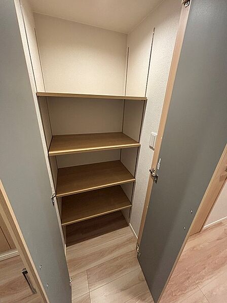 廊下にも収納あり、棚板は可動式なので、お荷物に合わせて両性可能☆