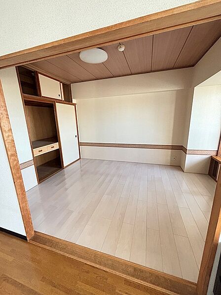 洋室6帖、リビングとつなげて広い1部屋としても利用可能。