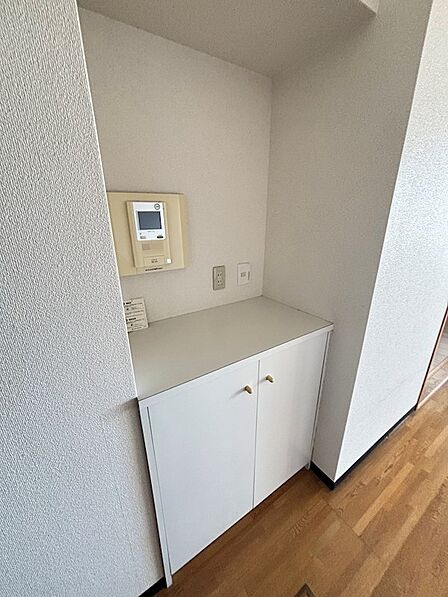 リビングはテレビモニターフォンあり。下部は小物が収納できます。