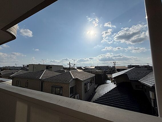 前面建物なく陽...