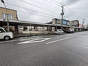 商店街には日用品をそろえた商店もあり、スーパーも徒歩圏内。