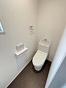 1、2階どちらにもトイレあり。写真は階階段横のトイレです。