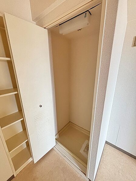 キッチン背面に洗濯機置き場があり、家事動線◎