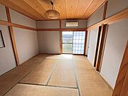 1階和室8帖、大人数でもゆっくりくつろげる広さ。