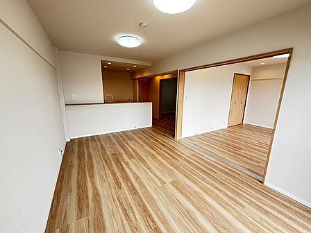 リビングは15.6帖、縦長なので家具の配置もすっきり。