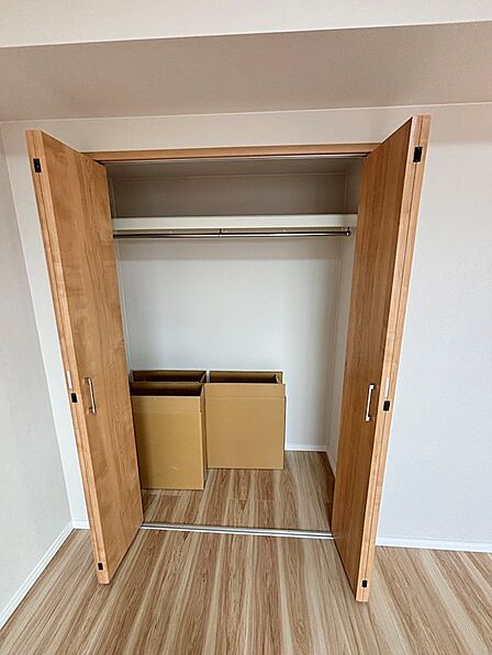 洋室6帖クローゼット、2人分の衣類もまとめて入ります。
